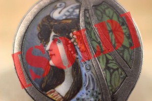 BROSZKA W EMALII KOBIETA Z ŁABĘDZIEM JUGENDSTIL