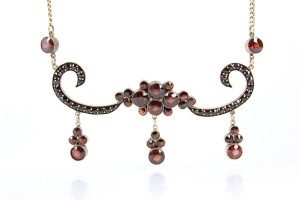 NASZYJNIK W ZŁOCONYM TOMBAKU Z GRANATAMI XIX WIEK