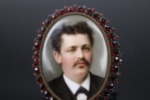 RĘCZNIE MALOWANA BROSZKA Z GRANATAMI XIX WIEK PORCELANA