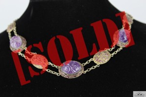 NASZYJNIK Z RZEŹBIONYM AMETYSTEM I EMALIĄ CHINKA