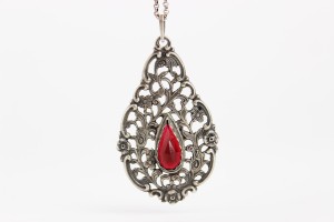 AŻUROWA SECESYJNA ZAWIESZKA Z GRANATEM