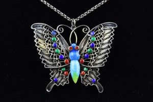 CHIŃSKA ZAWIESZKA W FORMIE MOTYLA SREBRO EMALIA