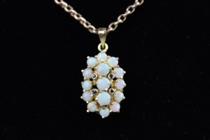 ZŁOTA ZAWIESZKA Z OPALAMI I SZAFIRAMI XX WIEK