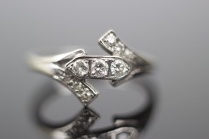 PIERŚCIONEK W BIAŁYM ZŁOCIE Z DIAMENTAMI R19