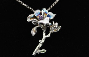 ARTYSTYCZNY BROSZKO WISIOR W FORMIE KWIATU SREBRO KAMIENIE