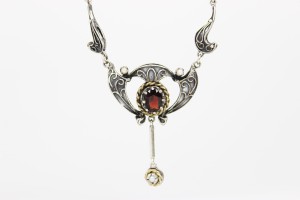 UROCZY NASZYJNIK SREBRO GRANAT