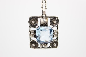 AŻUROWA ZAWIESZKA Z OKAZAŁYM SPINELEM SREBRO