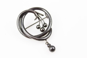 SECESYJNA BROSZKA GUNMETAL Z PODWIESZKĄ