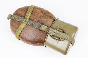 NIEMIECKA MANIERKA „KOKOS” H.R.E. 42 Z KUBKIEM C&CW 42 – DWUKOLOROWE PASKI, OBSZYWANE OTWORY